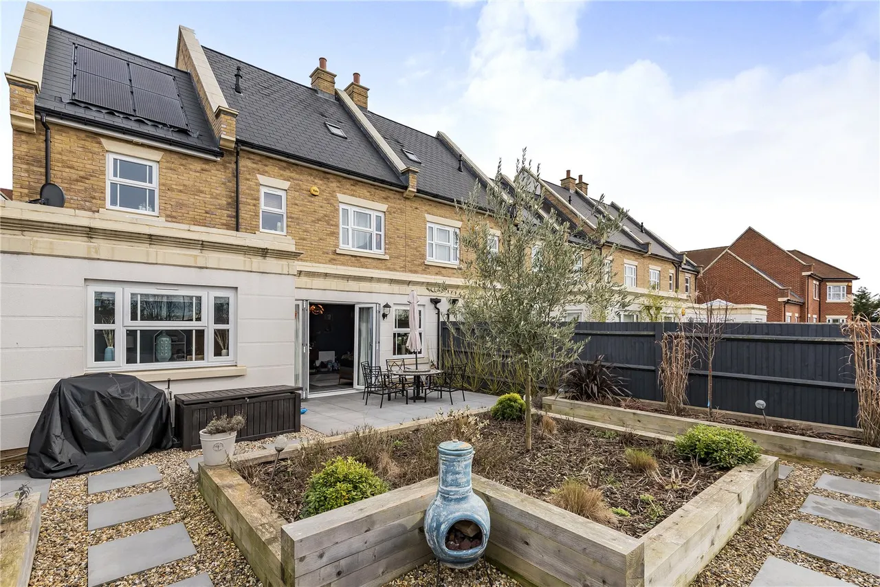 Roper Crescent, Sunbury, TW16 5BA, photo 12