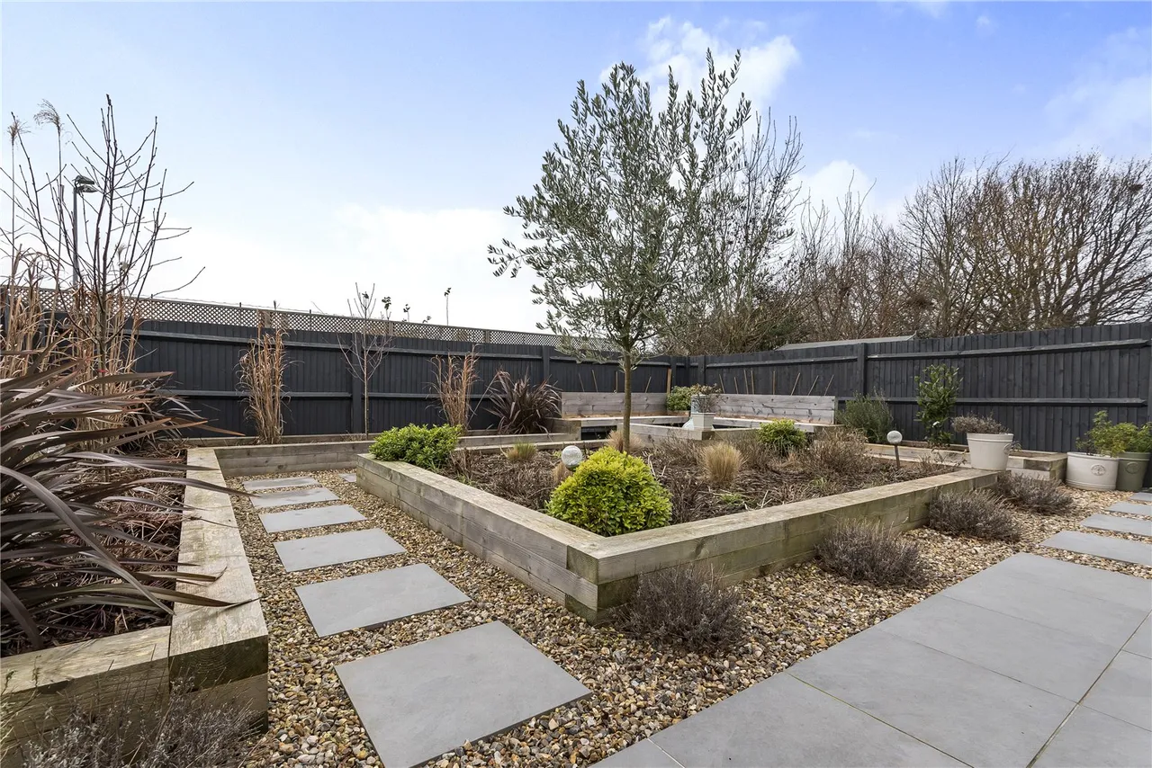 Roper Crescent, Sunbury, TW16 5BA, photo 11