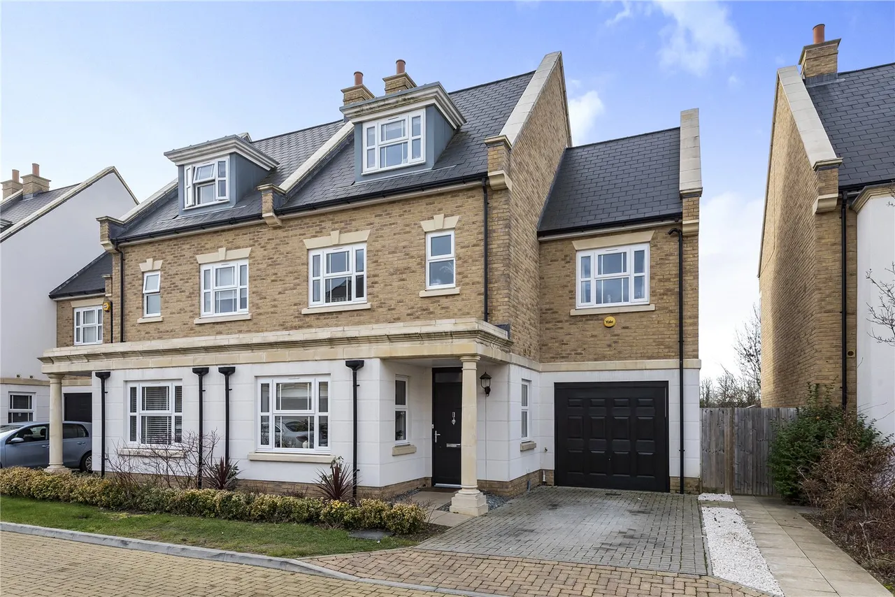 5 bed house for sale — Roper Crescent, Sunbury, TW16 5BA