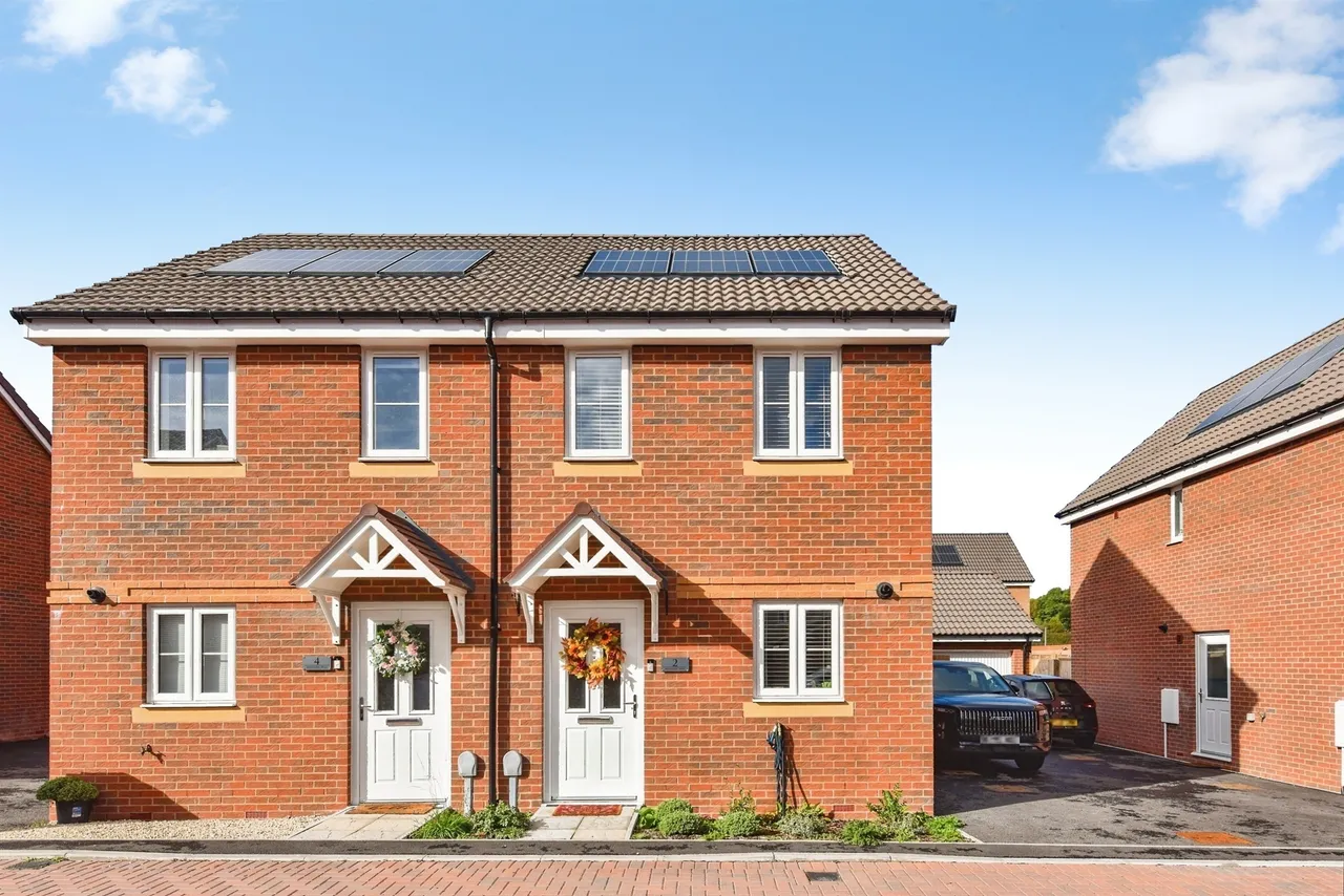 2 bed house for sale, Mercury Way, Warminster, BA12