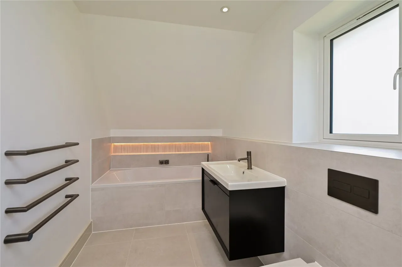 Elm Hill, Normandy, Guildford, Surrey, GU3 2JA, photo 15