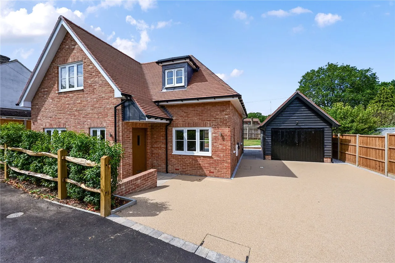 3 bed house for sale — Elm Hill, Normandy, Guildford, Surrey, GU3 2JA