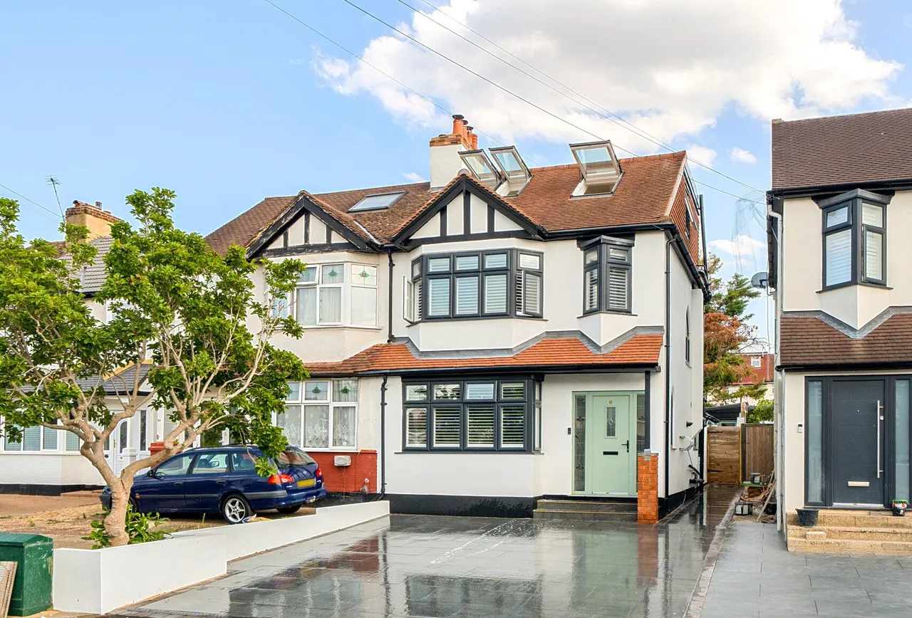 4 bed house for sale — Carlingford Road, Morden, SM4 4NY