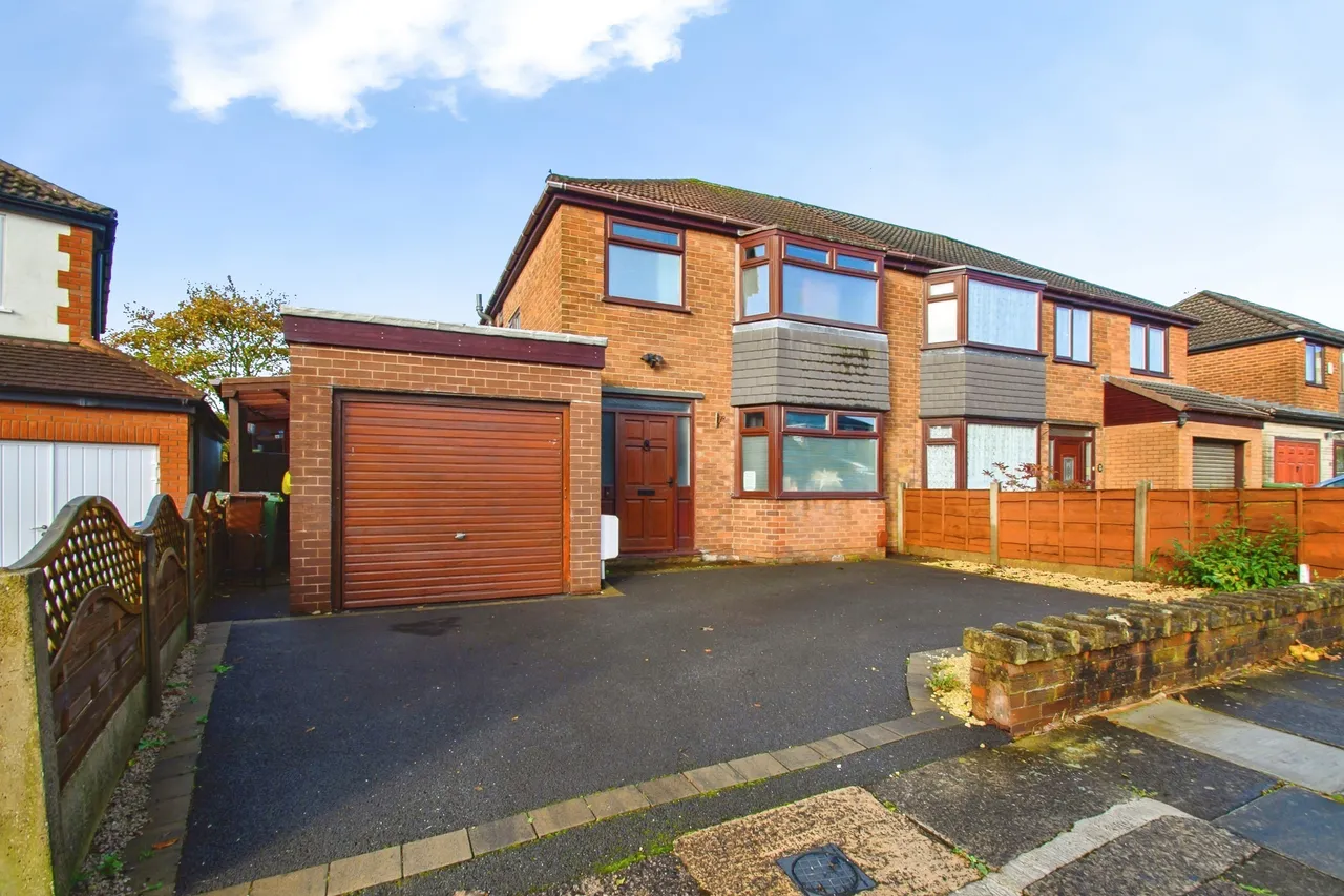 3 bed house for sale, Brookside Crescent, Bury, BL8