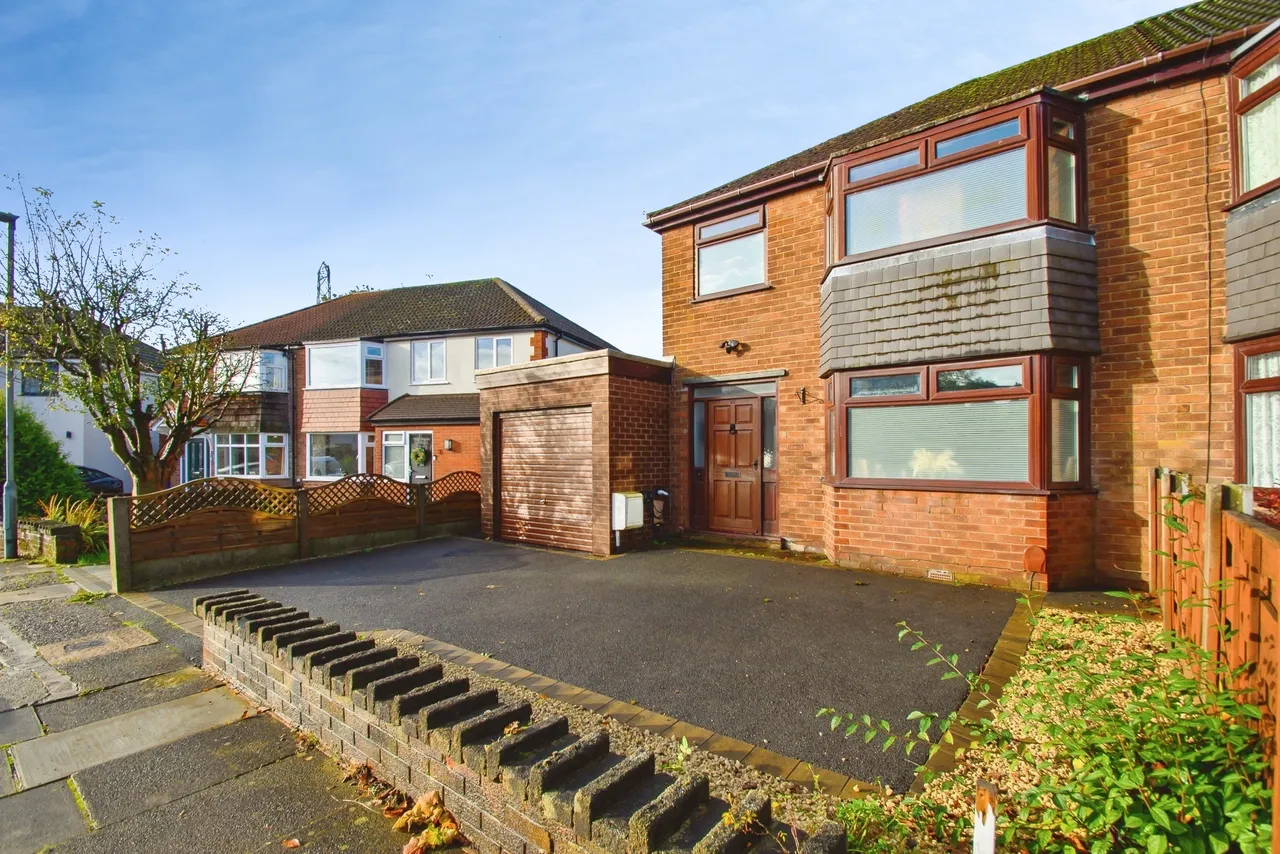 Brookside Crescent, Bury, BL8, photo 2
