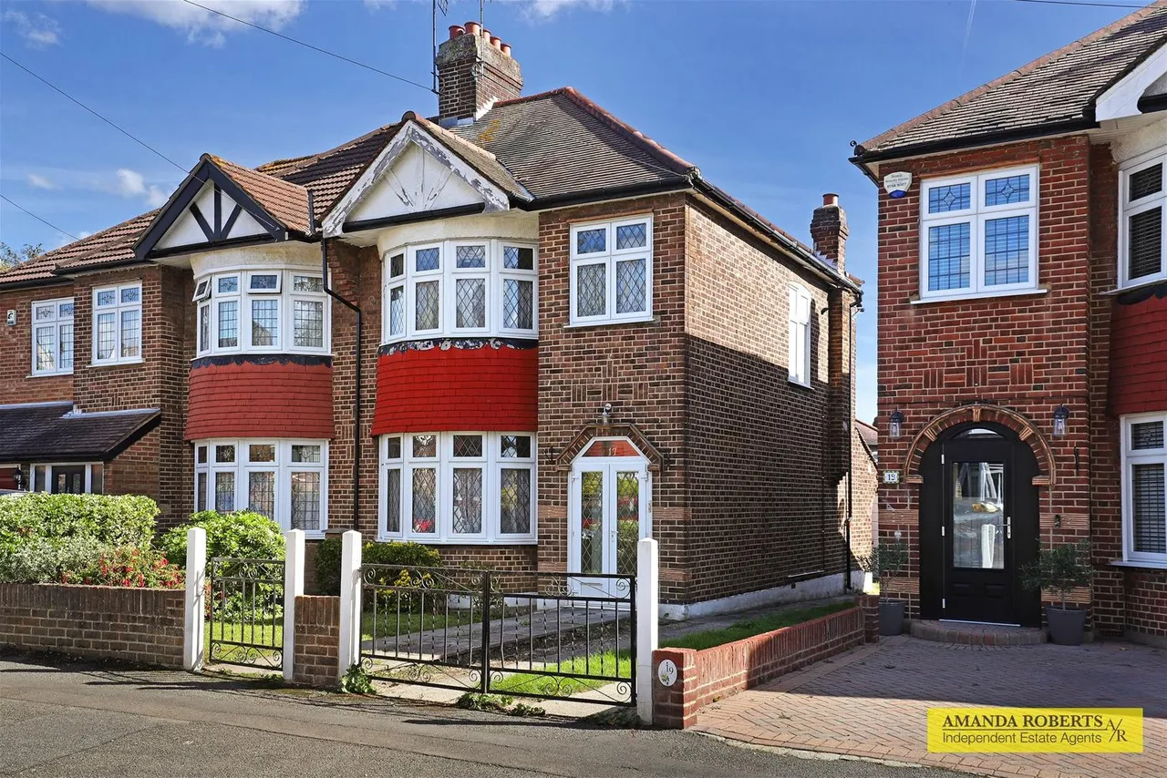 3 bed house for sale — Fairlight Avenue, Chingford