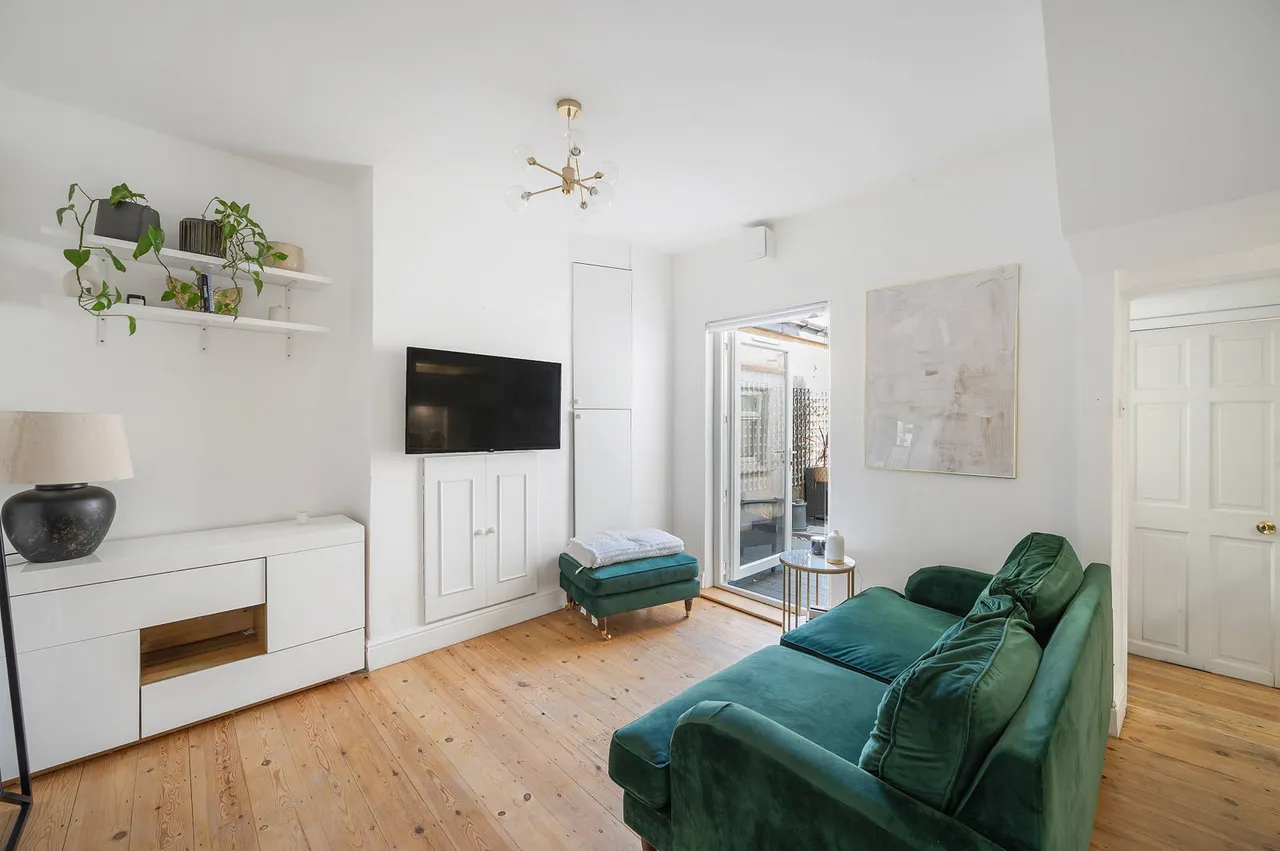1 bed flat for sale, Latchmere Road, Battersea, SW11
