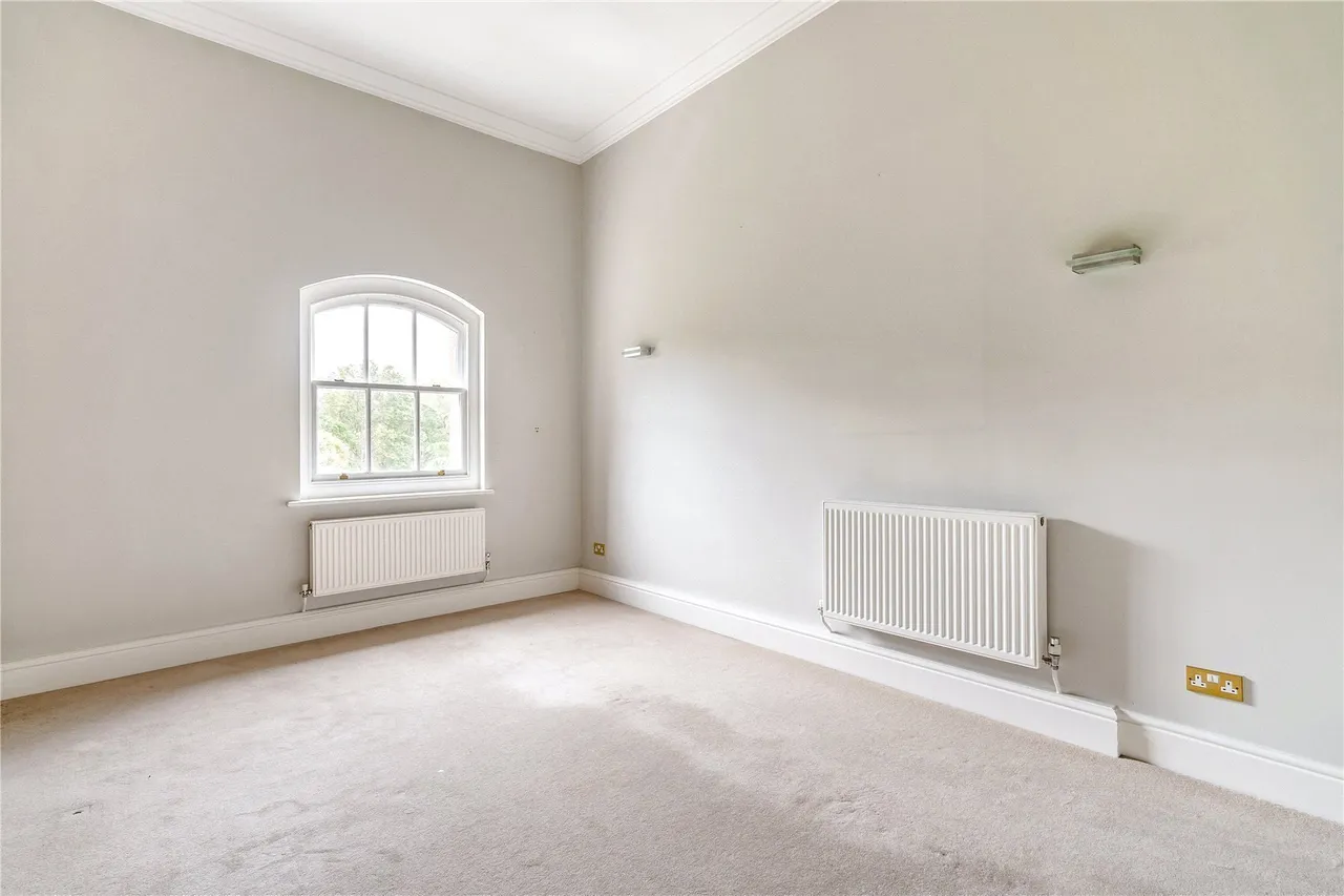 Ellesmere Place, Walton-on-Thames, KT12, photo 2