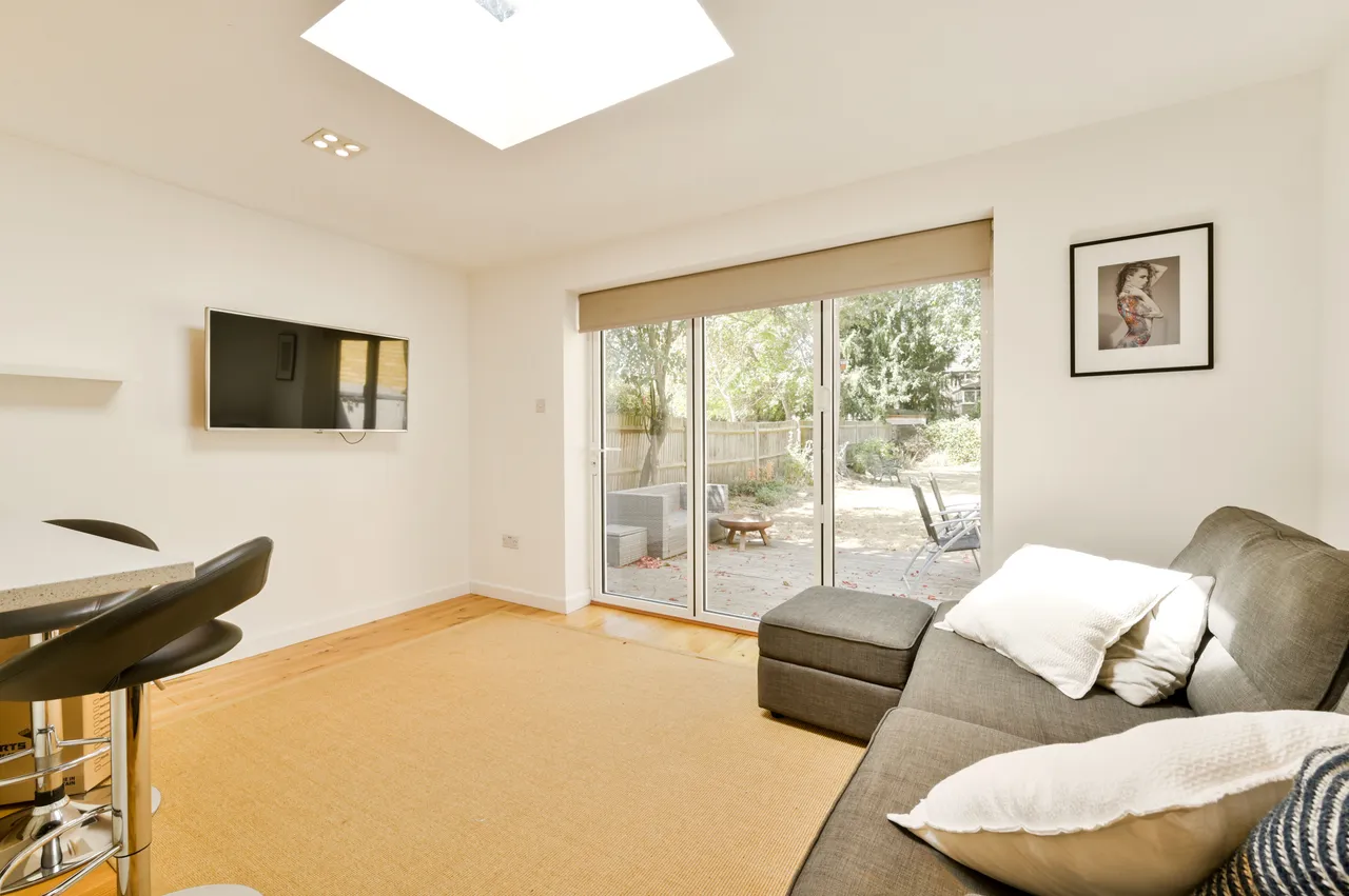 Flat G1, 12 Grange Park, London, photo 6