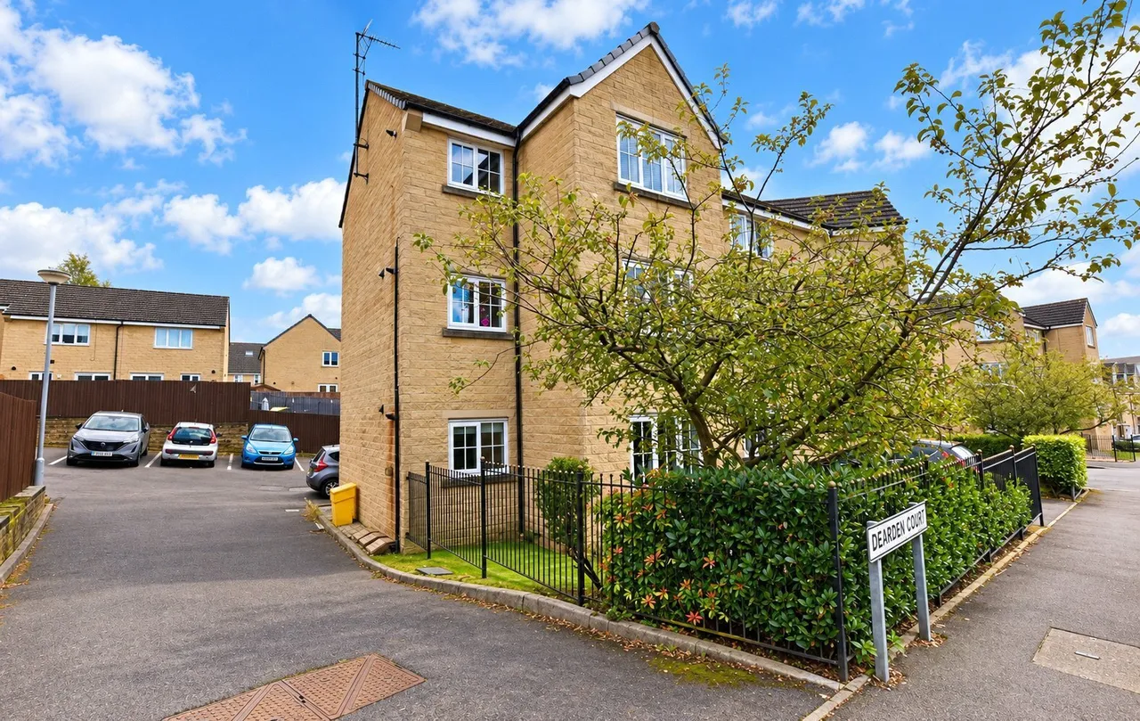 2 bed flat for sale — Dearden Court, DARWEN, Lancashire, BB3
