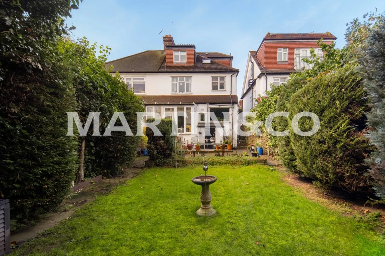Elm Close, photo 4