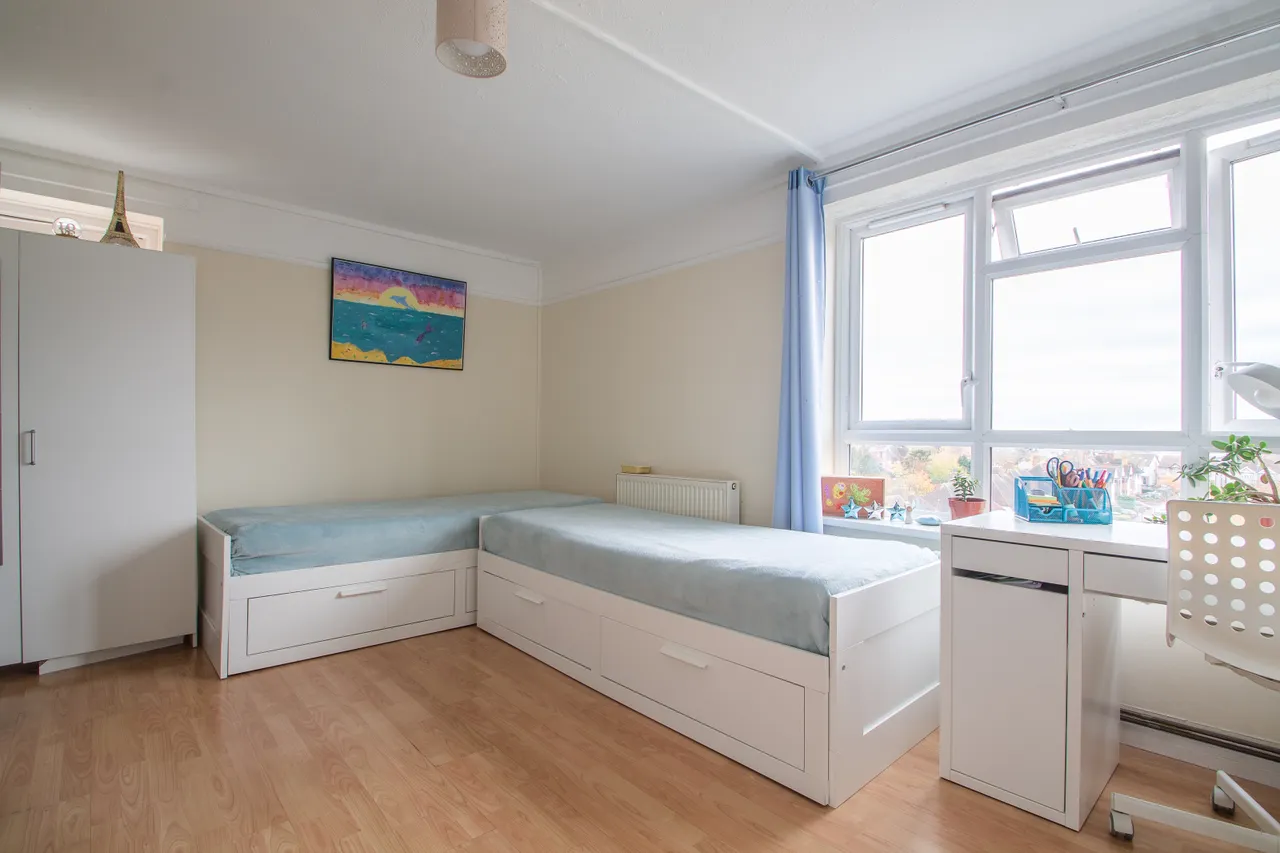 Strongbow Crescent, London, SE9, photo 2