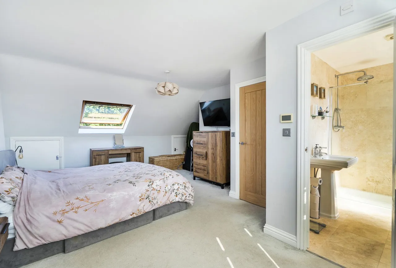 Court Road, Gloucestershire, Frampton Cotterell, BS36 2DN, photo 6