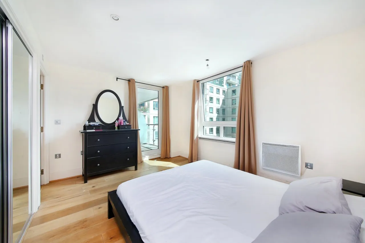 2 bed flat for sale, St. George Wharf, London, SW8