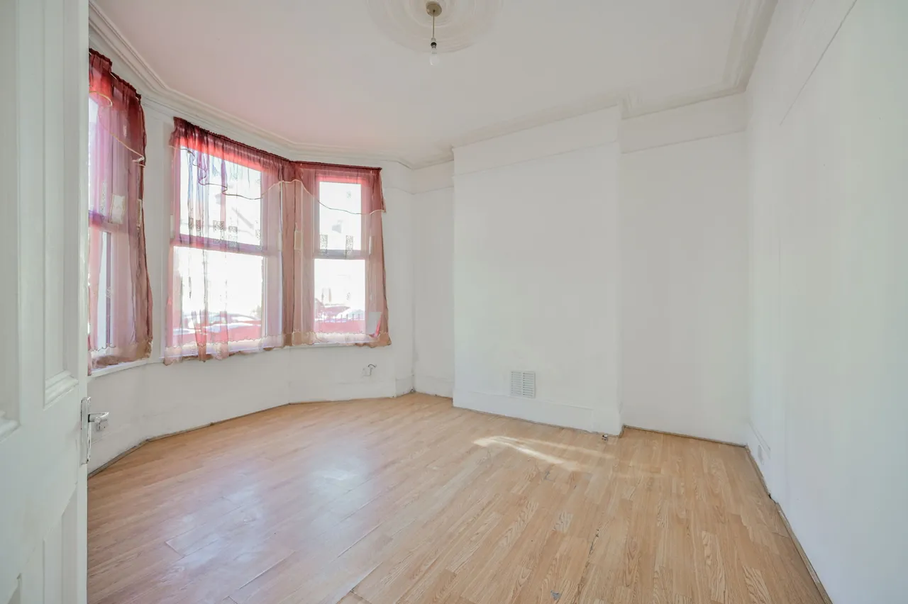 3 bed house for sale — 37 Cobham Road, London