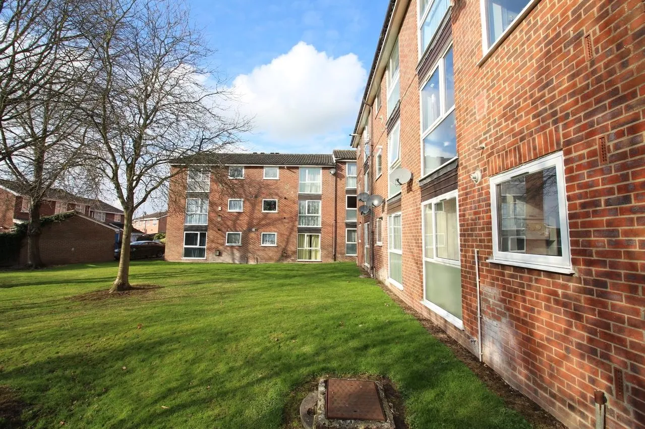 Aylsham Drive Ickenham, Ickenham Uxbridge, Middlesex UB10 8UJ, photo 7