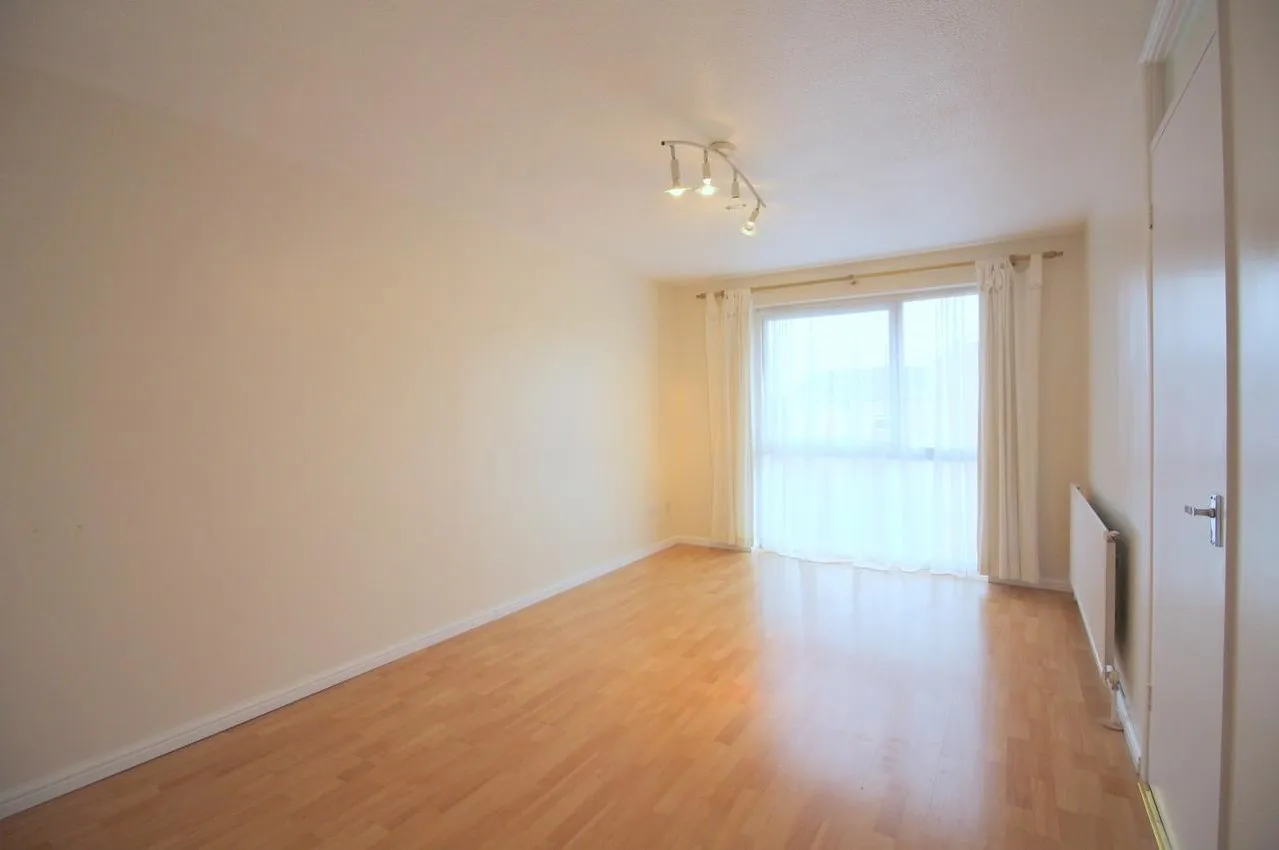 1 bed flat to rent — Aylsham Drive Ickenham, Ickenham Uxbridge, Middlesex UB10 8UJ