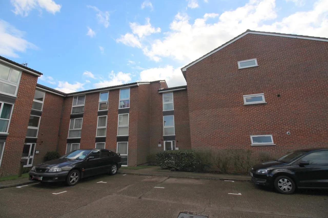 Aylsham Drive Ickenham, Ickenham Uxbridge, Middlesex UB10 8UJ, photo 6