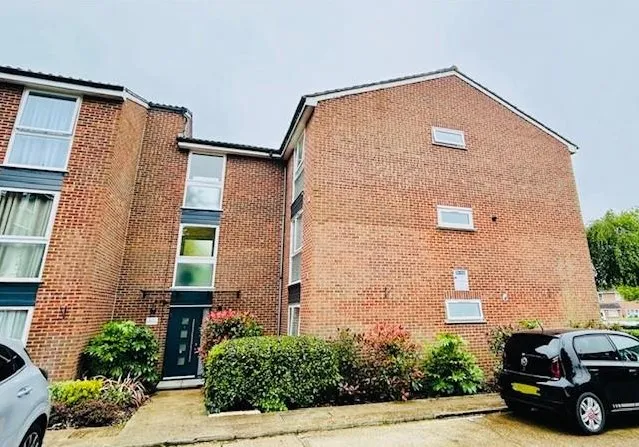 Aylsham Drive Ickenham, Ickenham Uxbridge, Middlesex UB10 8UJ, photo 5