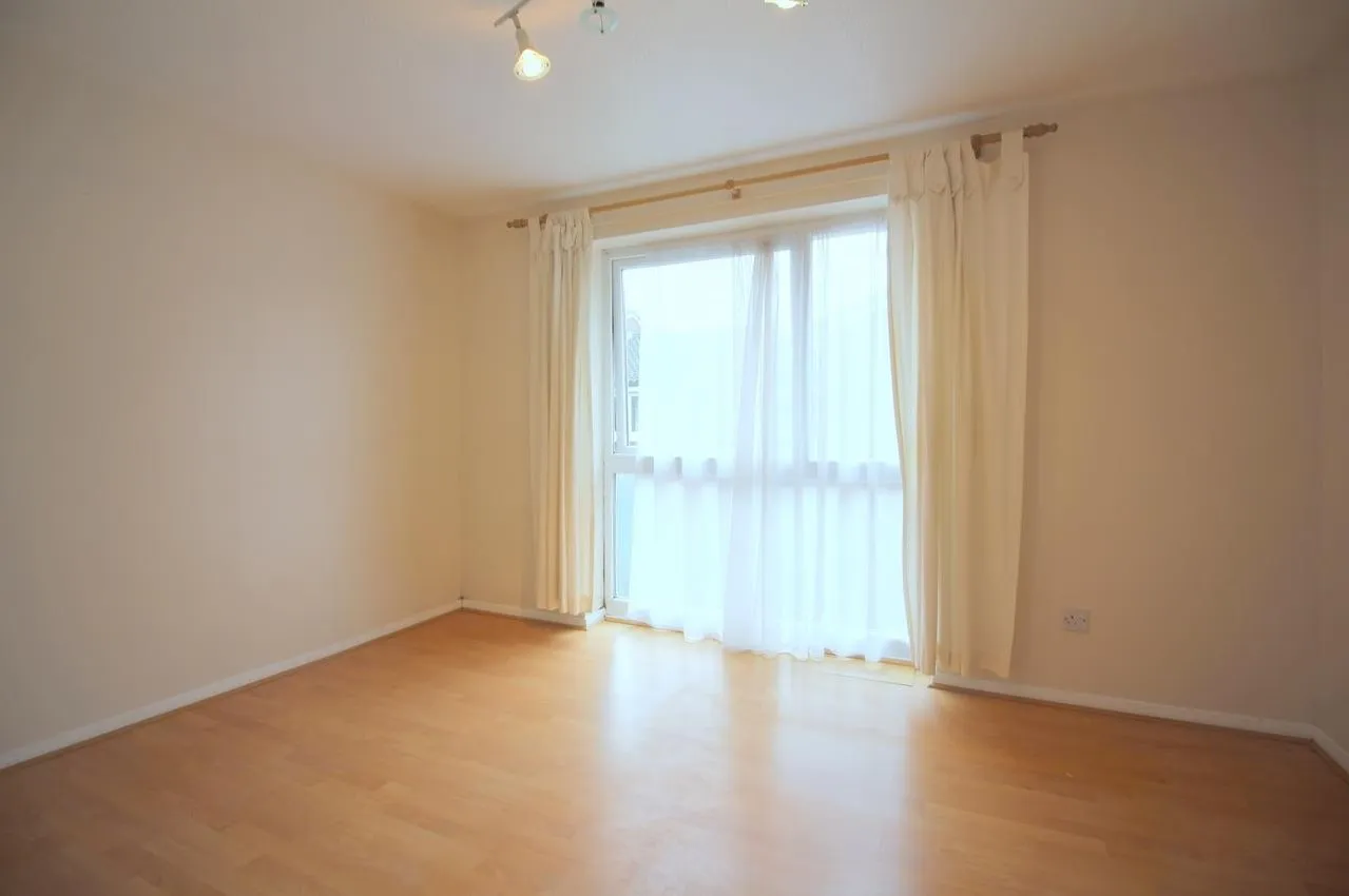 Aylsham Drive Ickenham, Ickenham Uxbridge, Middlesex UB10 8UJ, photo 3