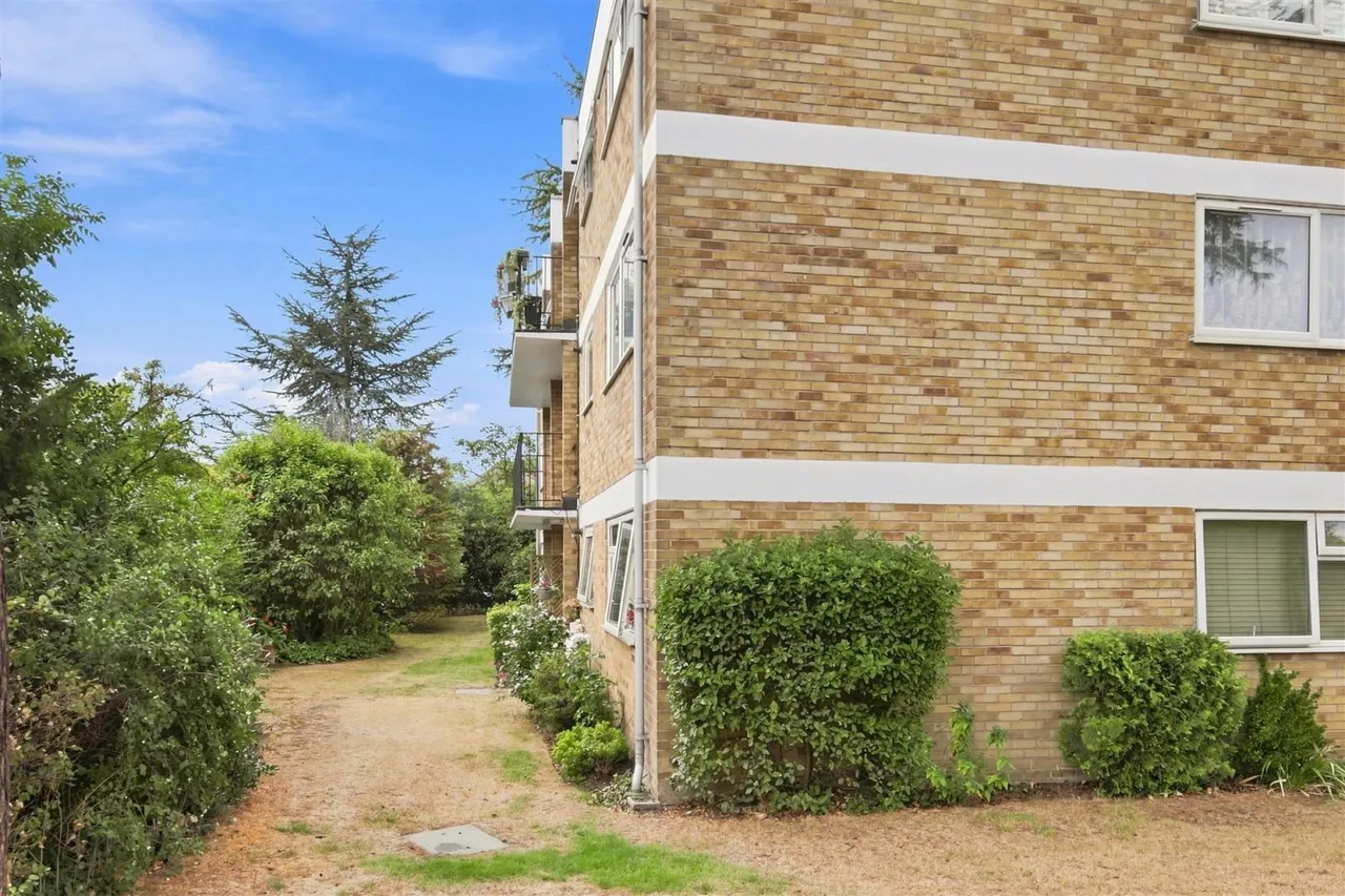 Village Road, Enfield, photo 17