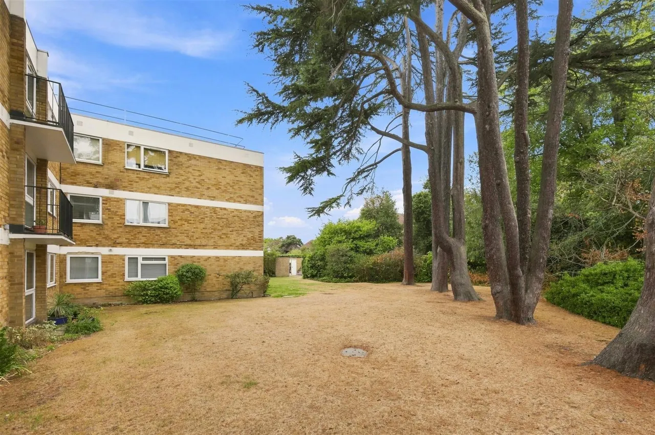 Village Road, Enfield, photo 16