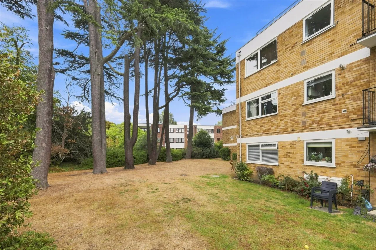 Village Road, Enfield, photo 14