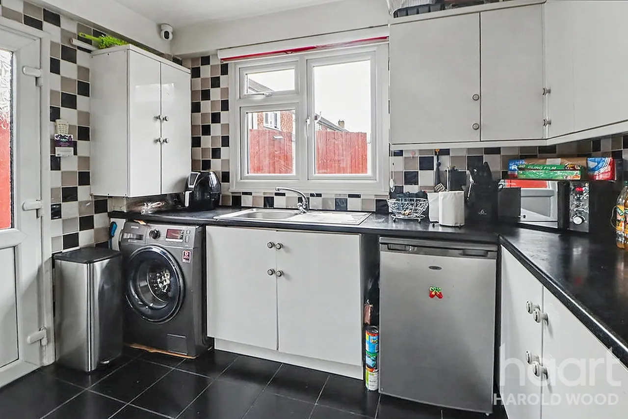 Newbury Road, Harold Hill, RM3, photo 4