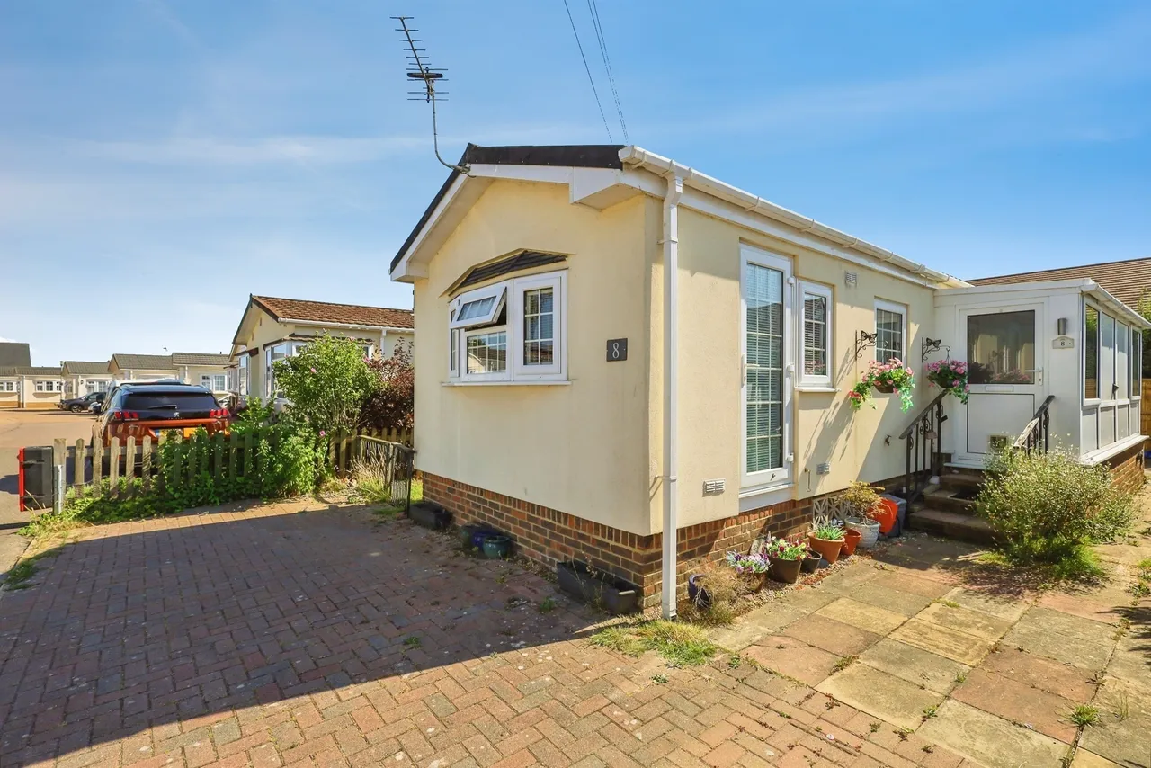 2 bed park home for sale, New Road, Hellingly, BN27