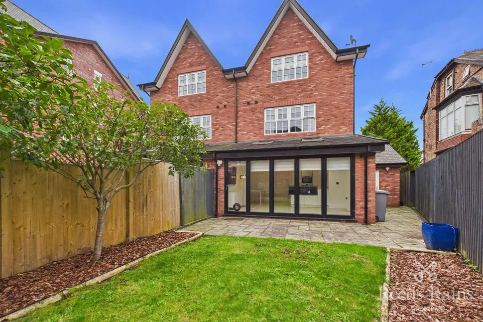 Hazelmere Gardens, Sale, M33, photo 4