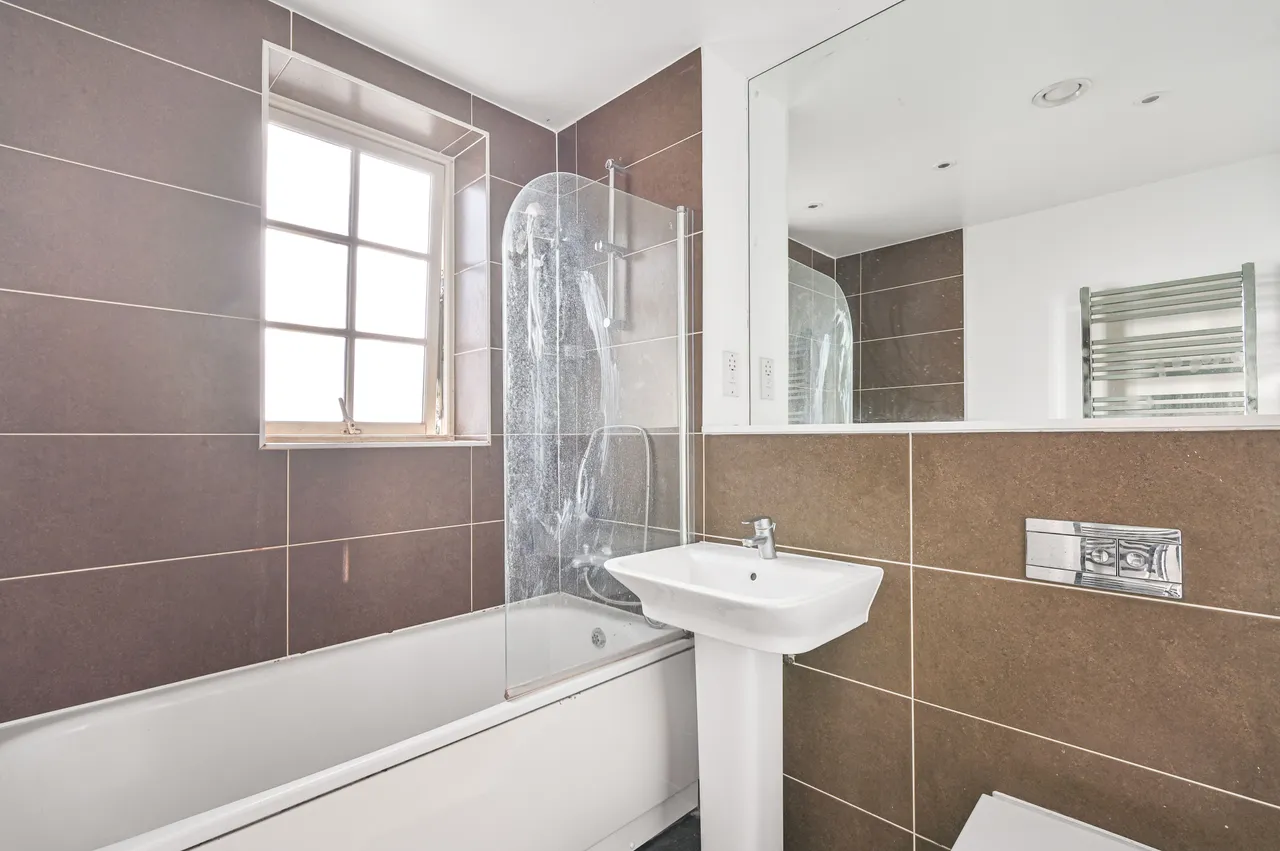 4 Marina Court, 2 Ashridge Close, London, photo 6
