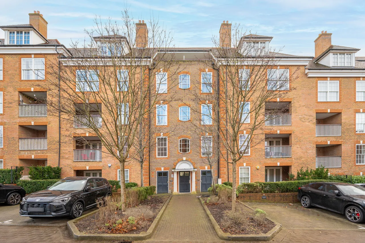 4 Marina Court, 2 Ashridge Close, London, photo 3