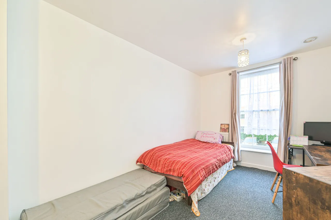 4 Marina Court, 2 Ashridge Close, London, photo 5