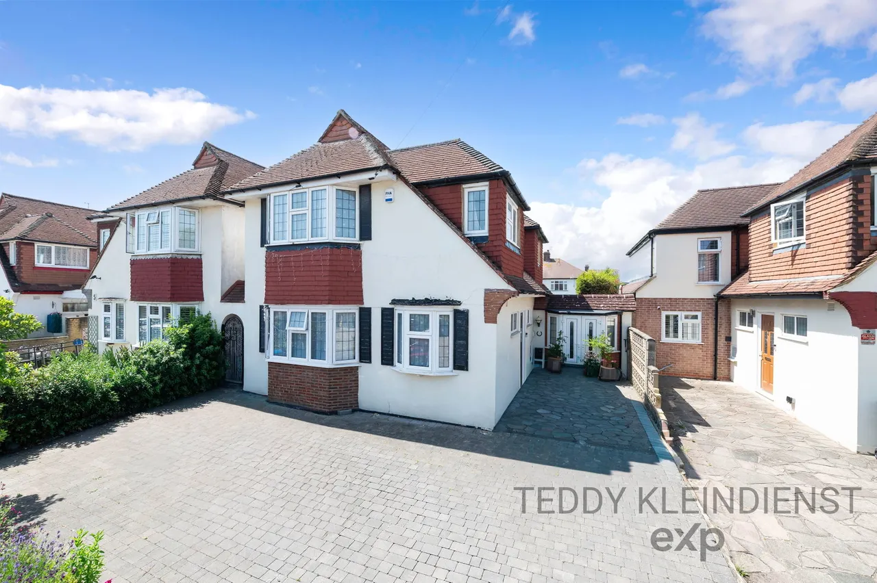 4 bed house for sale — Holmsley Close, New Malden, KT3 6AJ