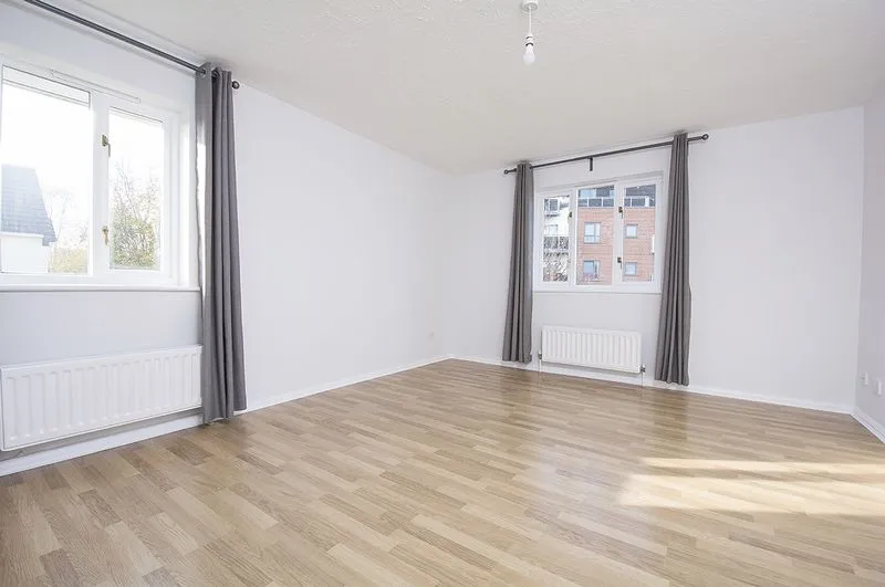 Roydon Court Hersham, Walton-On-Thames KT12 5HZ, photo 2