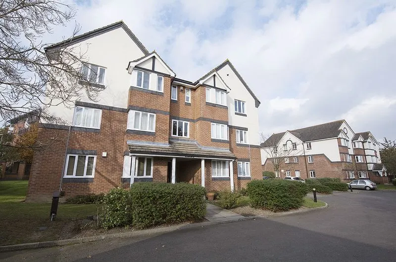1 bed flat to rent — Roydon Court Hersham, Walton-On-Thames KT12 5HZ