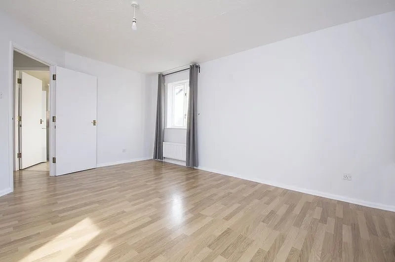 Roydon Court Hersham, Walton-On-Thames KT12 5HZ, photo 3