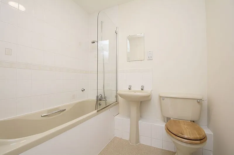 Roydon Court Hersham, Walton-On-Thames KT12 5HZ, photo 7