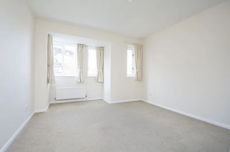 Roydon Court Hersham, Walton-On-Thames KT12 5HZ, photo 6