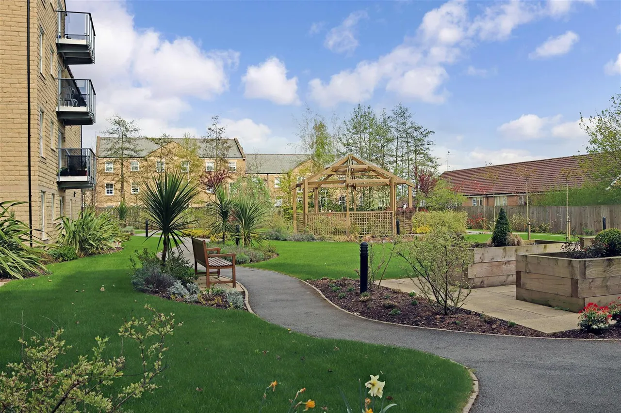 Squirrel Way, Shadwell, LS17, photo 14
