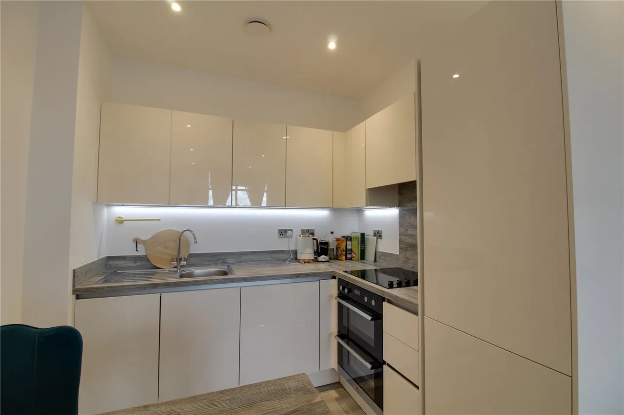 Lilly Court, 21 Fullbrook Drive, Basingstoke, RG21 6AW, photo 5