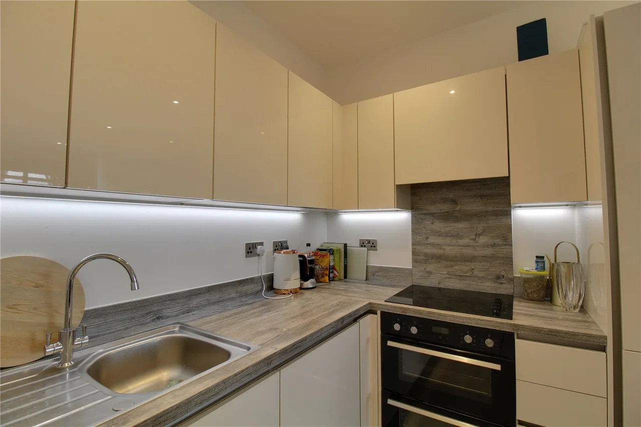 Lilly Court, 21 Fullbrook Drive, Basingstoke, RG21 6AW, photo 6