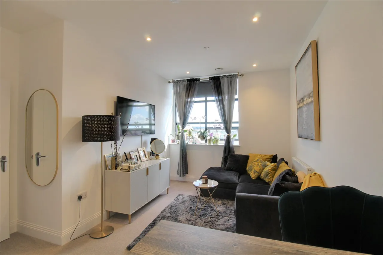 Lilly Court, 21 Fullbrook Drive, Basingstoke, RG21 6AW, photo 4