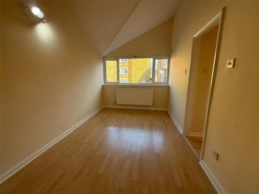 Sussex Close, Slough, SL1, photo 8