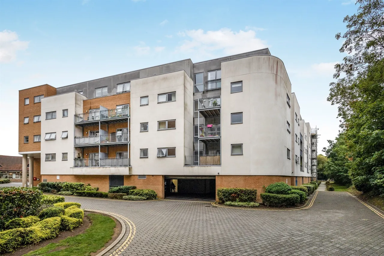2 bed flat for sale — Sovereign Way, Tonbridge
