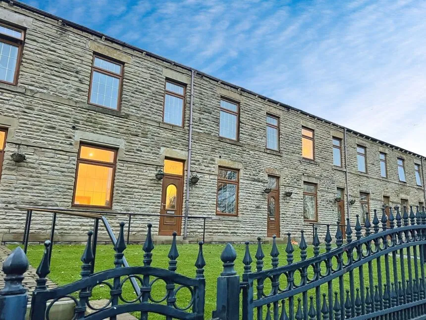 2 bed house for sale — Bradford Road, Batley, West Yorkshire, WF17