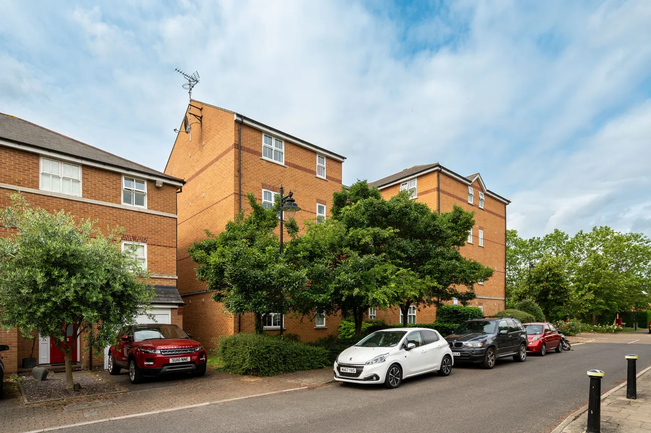 2 bed flat to rent, London, SW17