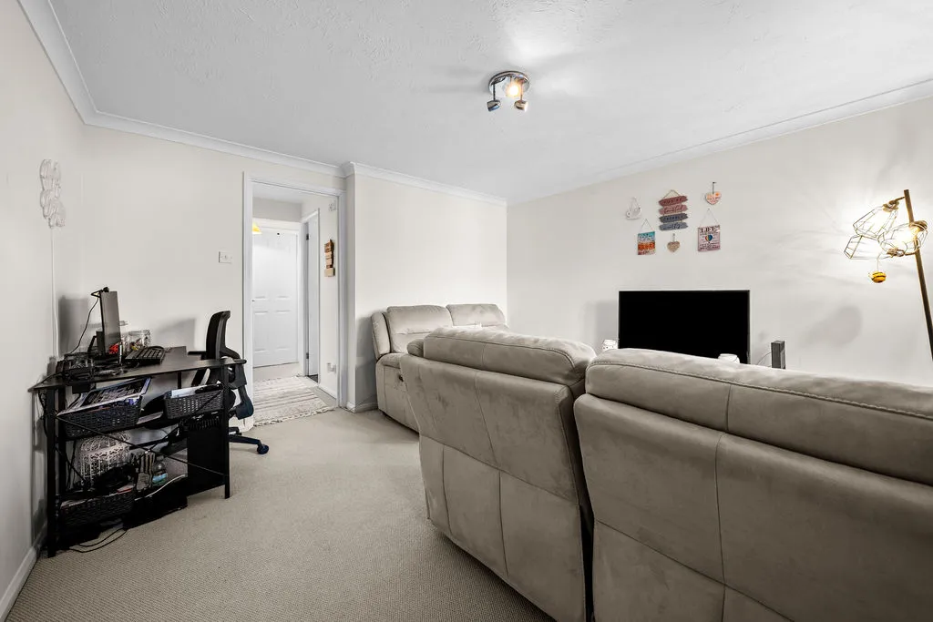 Vanbrugh Drive, Walton-On-Thames KT12 2YQ, photo 7