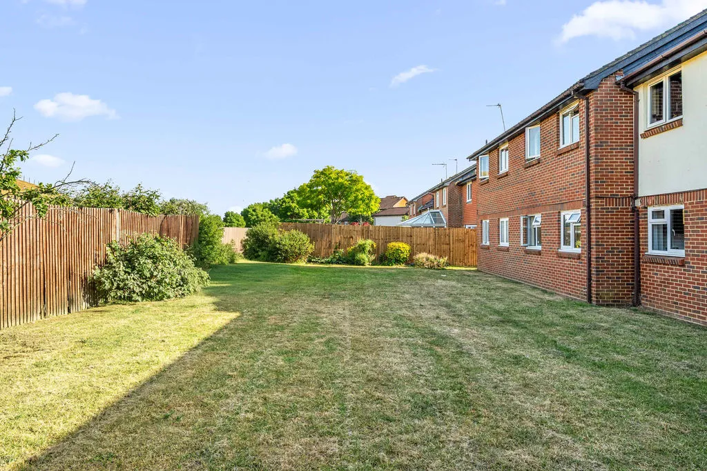 Vanbrugh Drive, Walton-On-Thames KT12 2YQ, photo 11