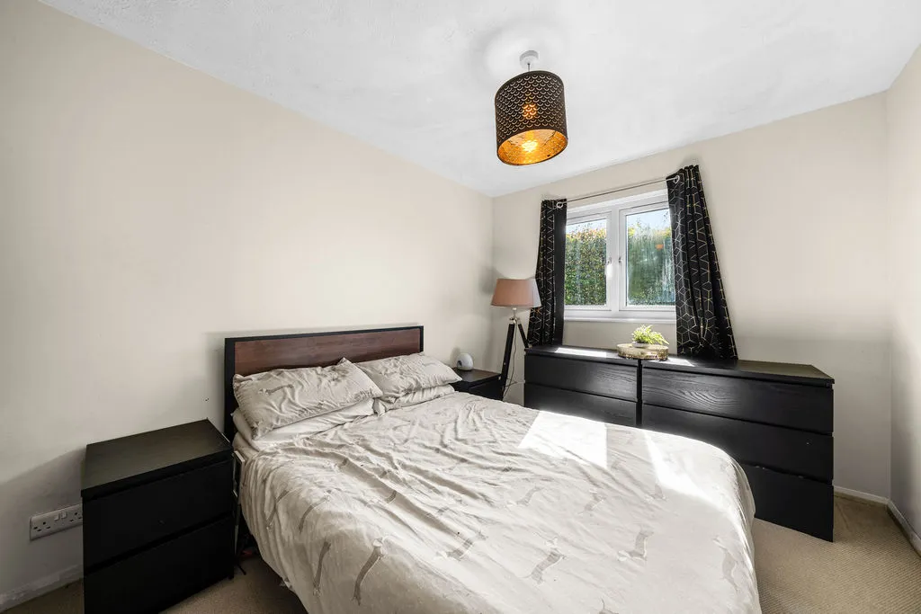 Vanbrugh Drive, Walton-On-Thames KT12 2YQ, photo 8